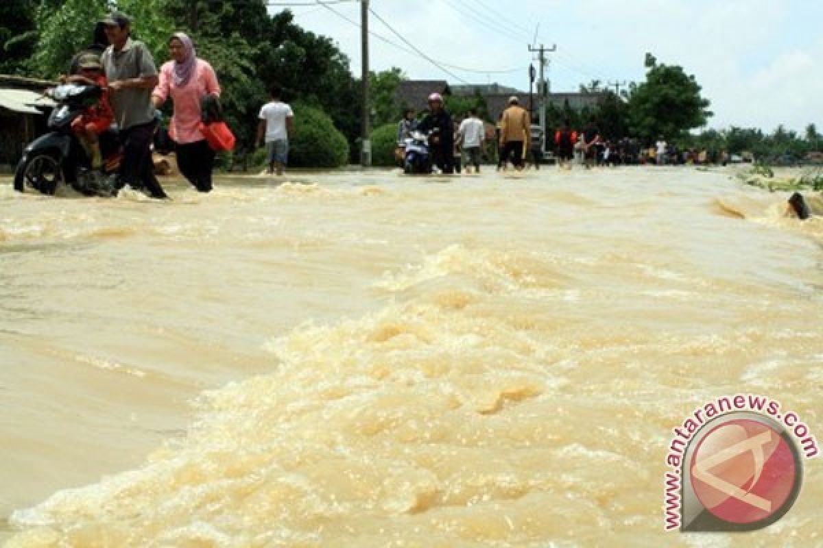 Banjir Karawang surut, warga perumahan Karaba bersih-bersih