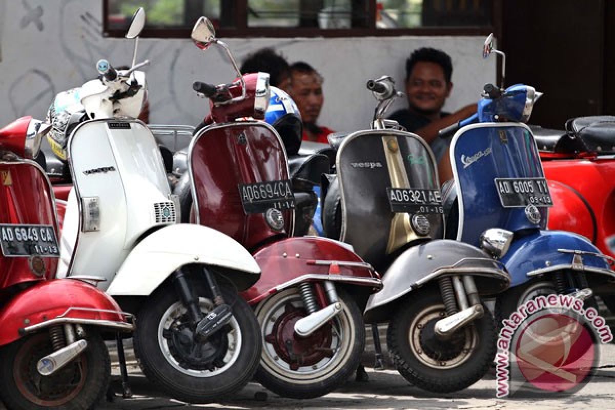 Komunitas vespa dan "motor custom" 17-an di Jakarta