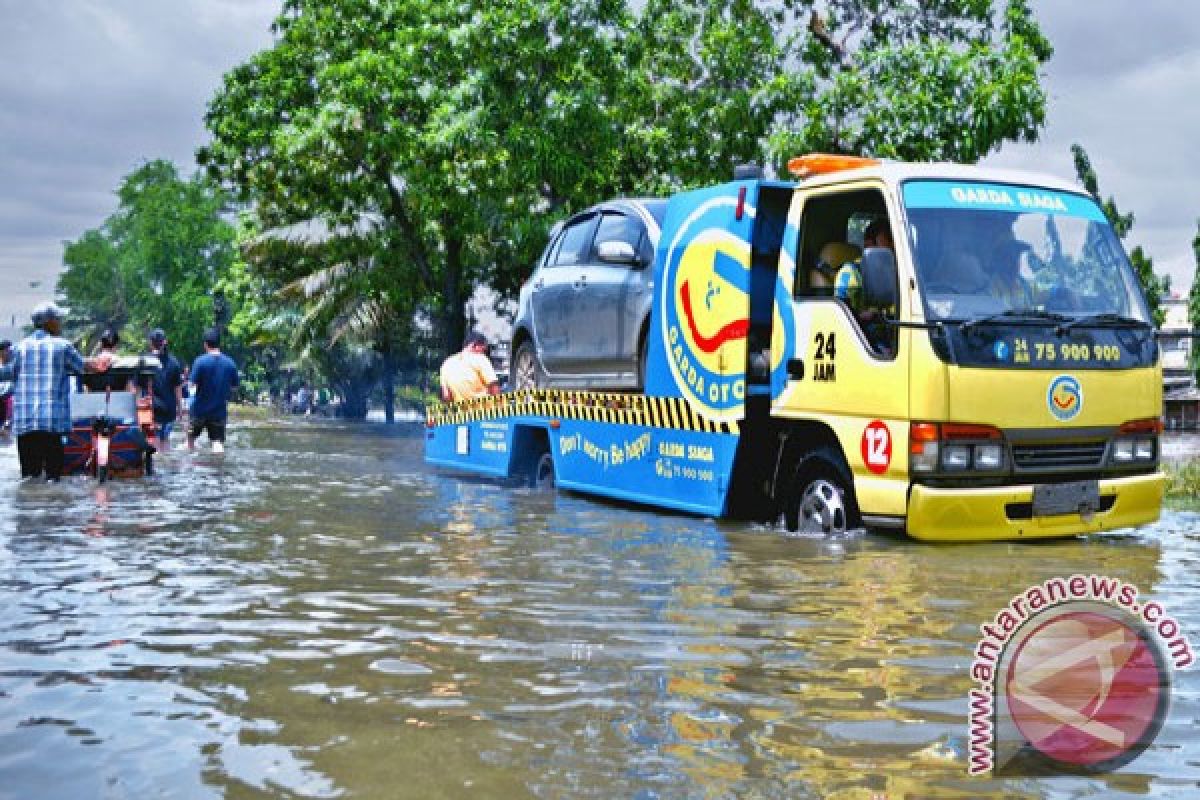 Floods damage 100km of roads in greater Jakarta 