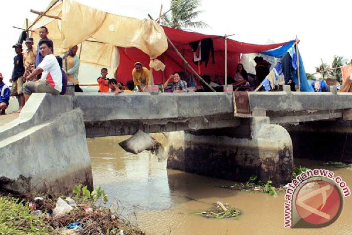 Stok beras bantuan korban banjir Karawang menipis 