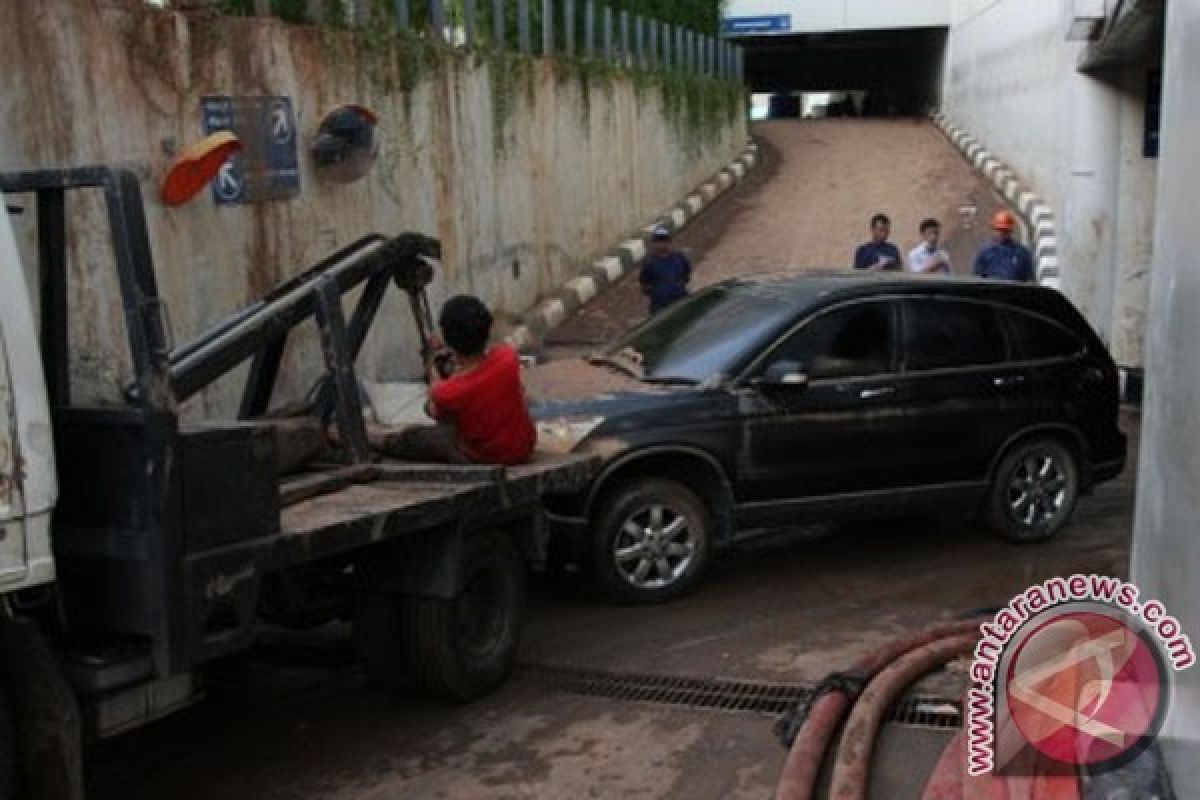 Mobil mogok di Pluit masih sulit dievakuasi