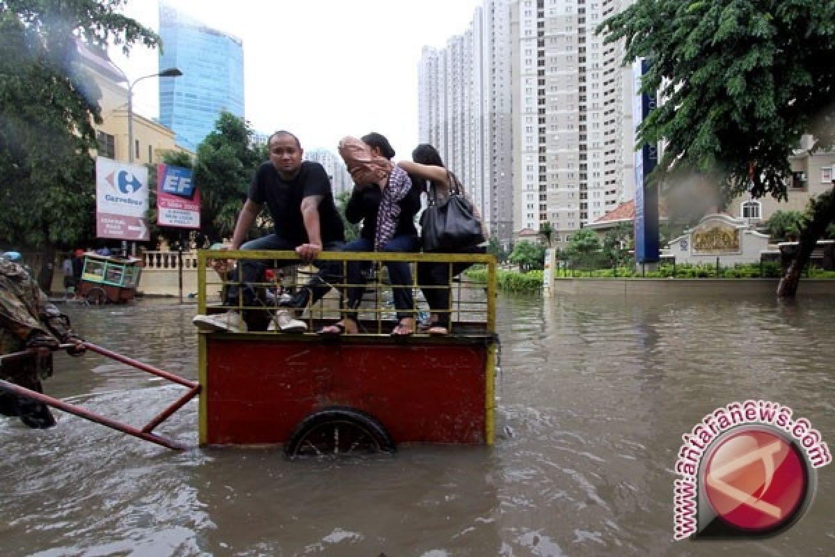 Ahok: penanganan banjir libatkan daerah sekitar 