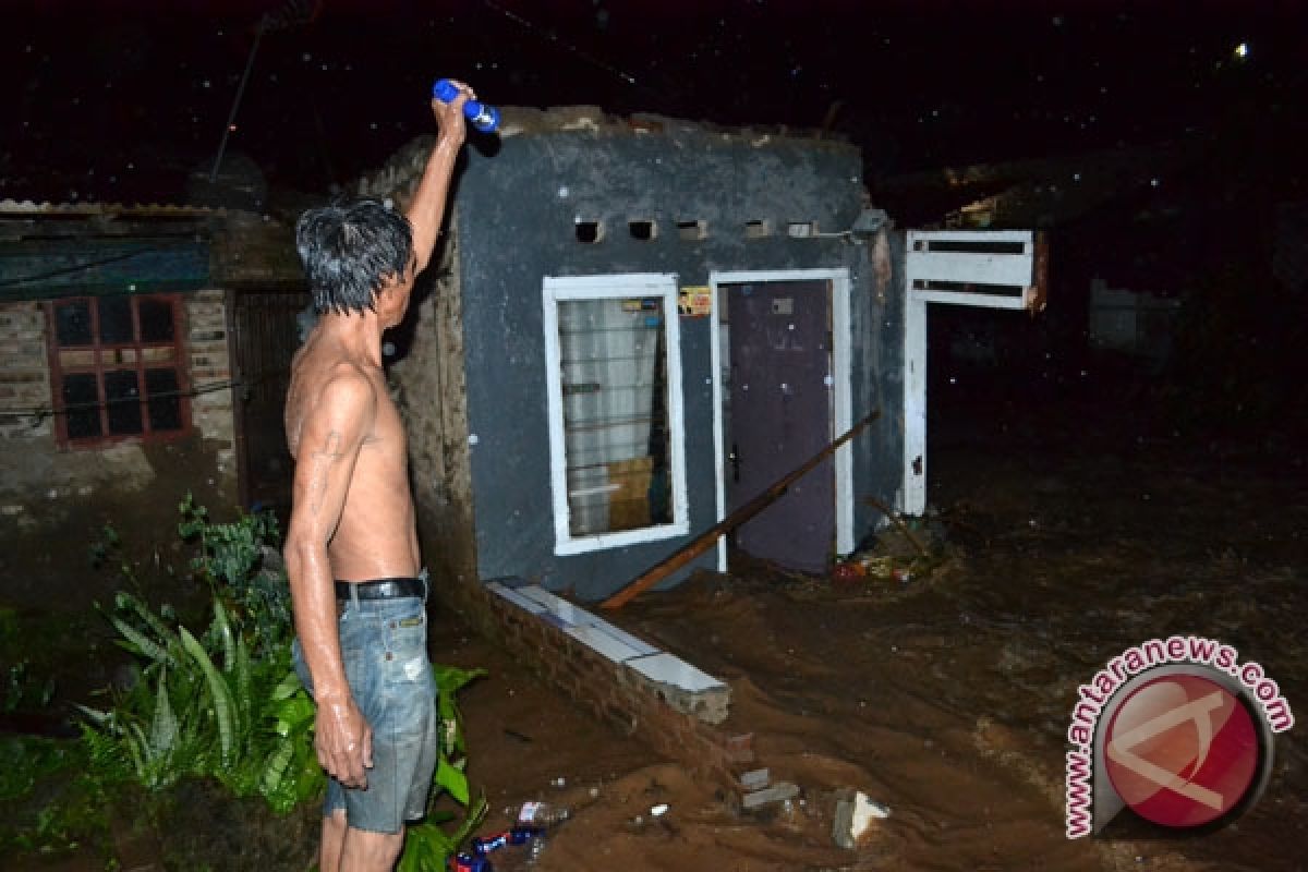 Dua Rumah Hanyut Akibat Banjir Bandarlampung