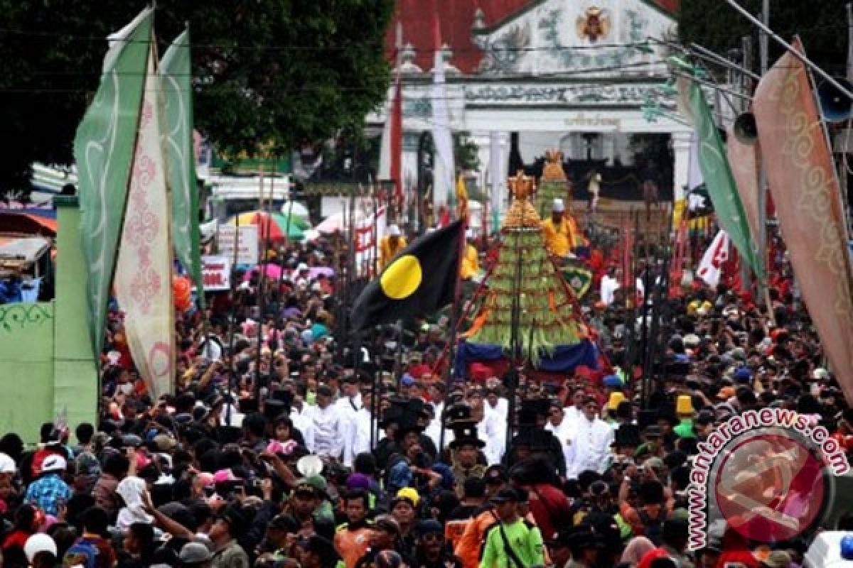 Ribuan warga berebut Gunungan Grebeg Maulud di Yogyakarta