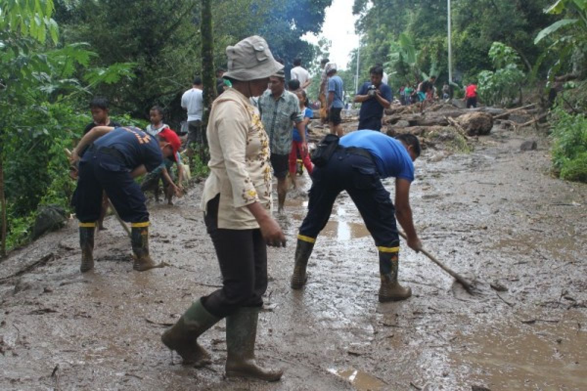 Jalan Putus, Empat Unit Motor Tertimbun Longsor