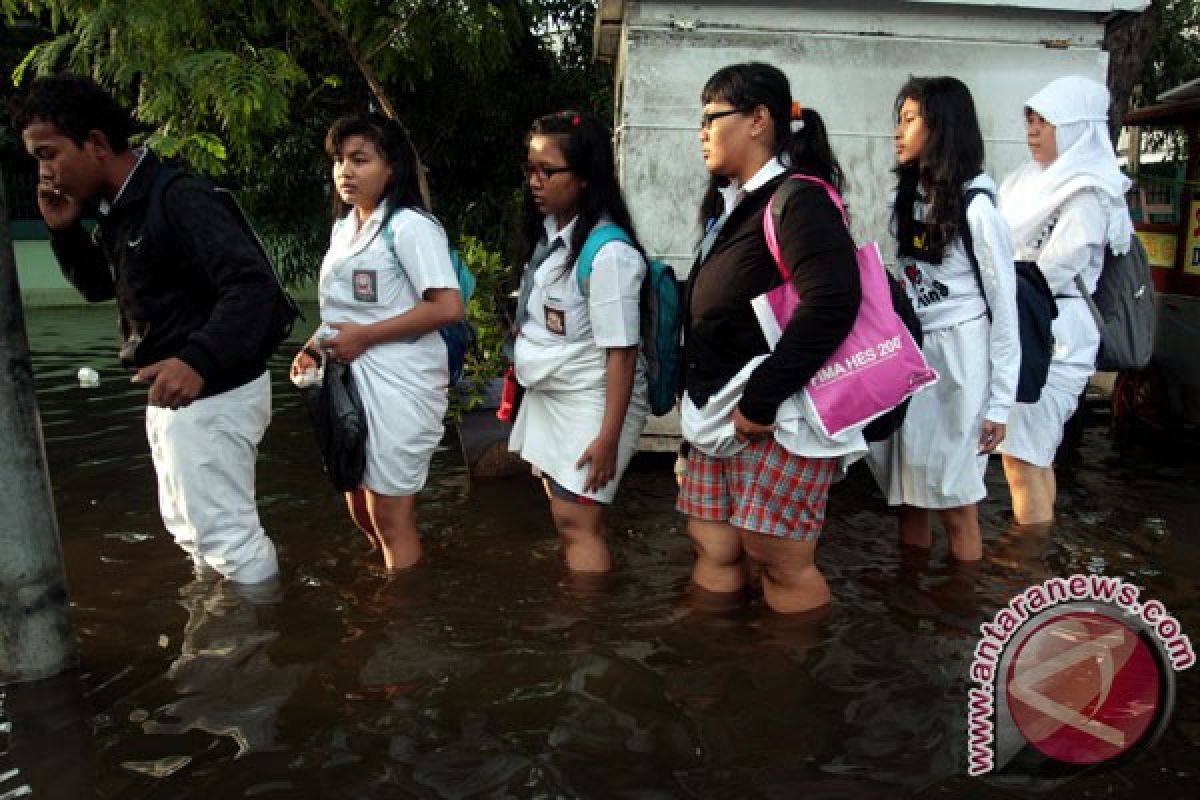 Guru hampiri murid di pengungsian banjir