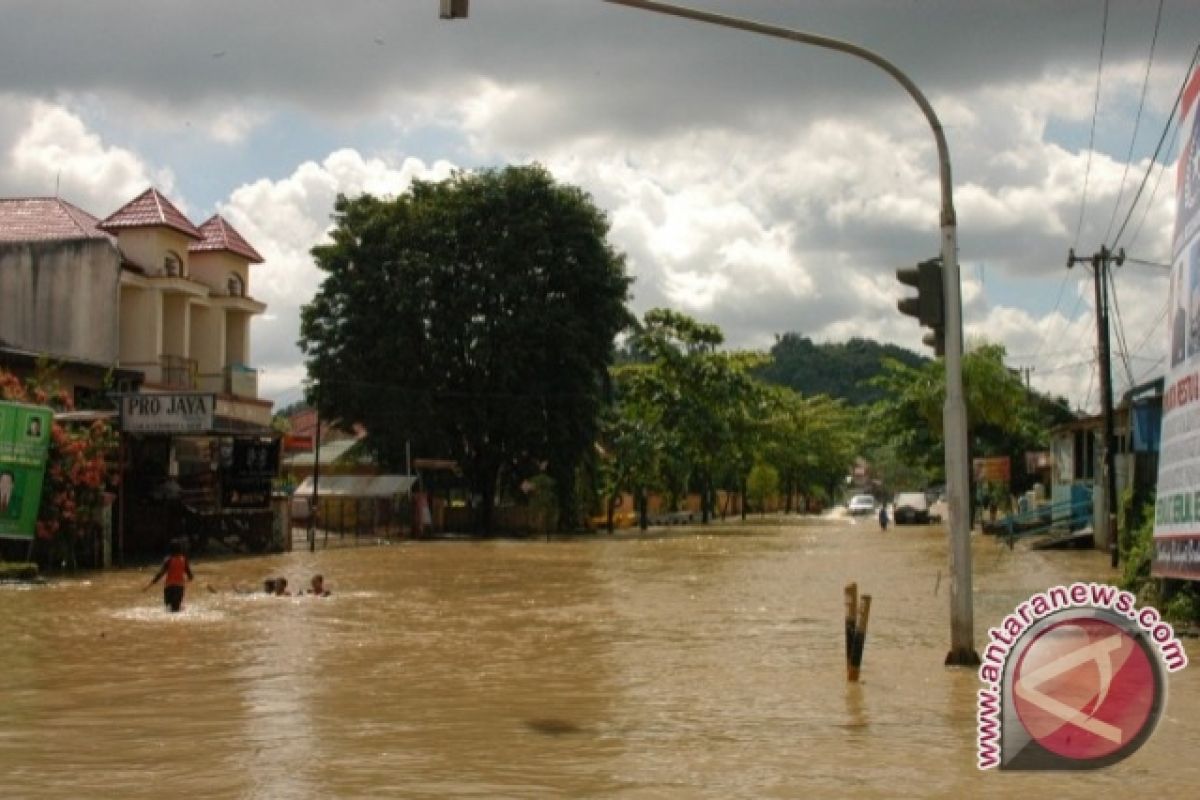 Genangan Air Rendam Jalan Protokol di Samarinda