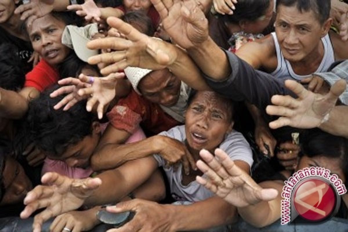 Warga korban banjir di Jambi mengungsi ke jalan raya