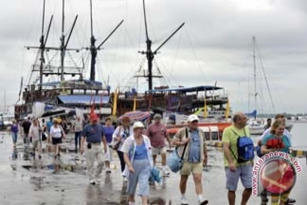 Pemerintah Atur Kapal Nelayan-Wisata Kelola Sampah
