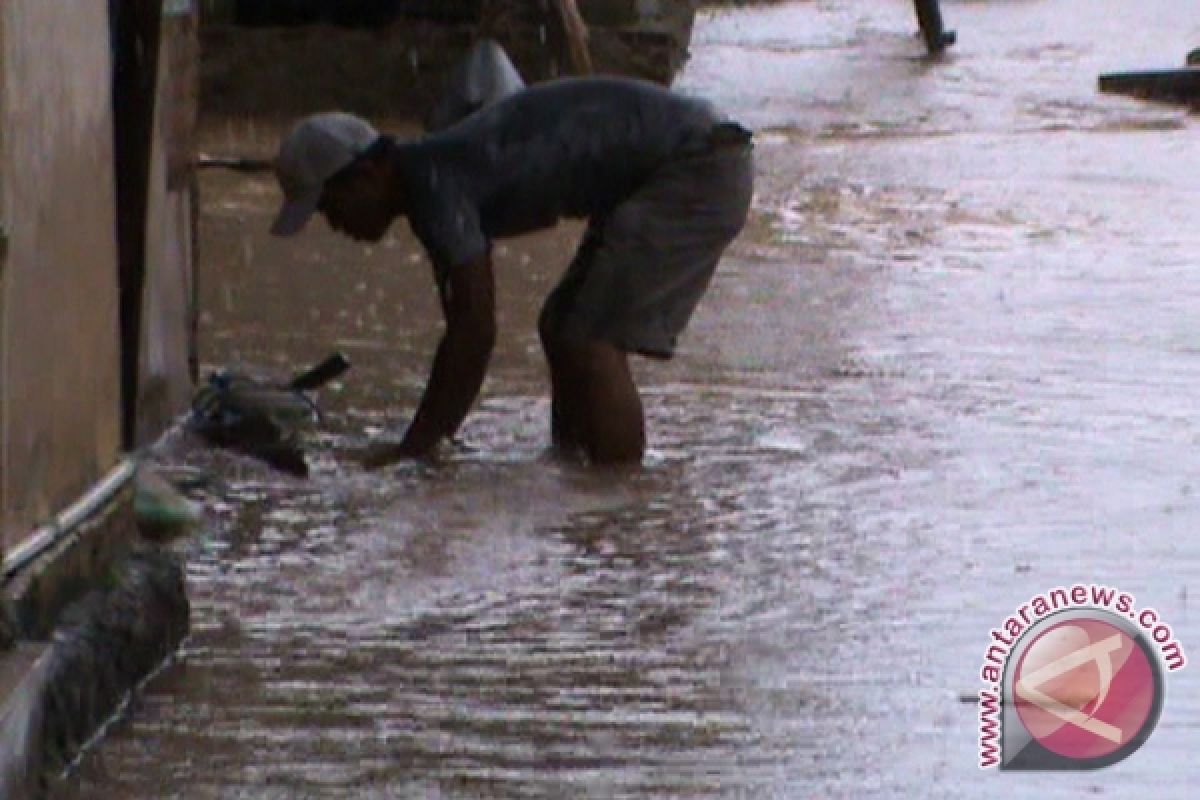 Cegah banjir, Pemkot Bandarlampung keruk sungai