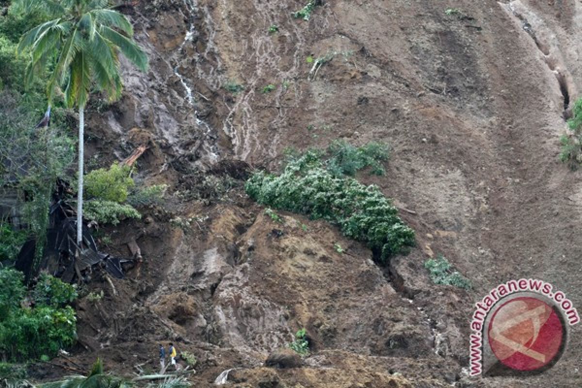 Ribuan warga Blang Pandak terkurung jalan longsor    