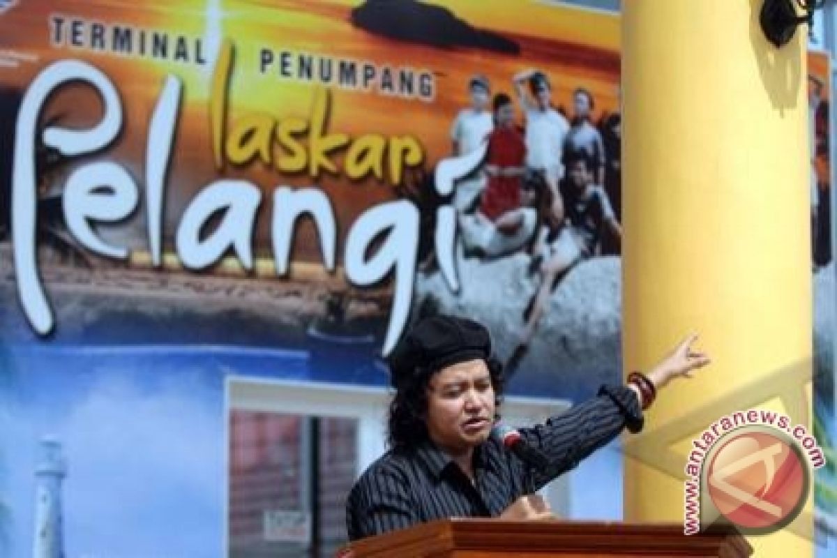 Andrea Hirata menyemangati penulis muda