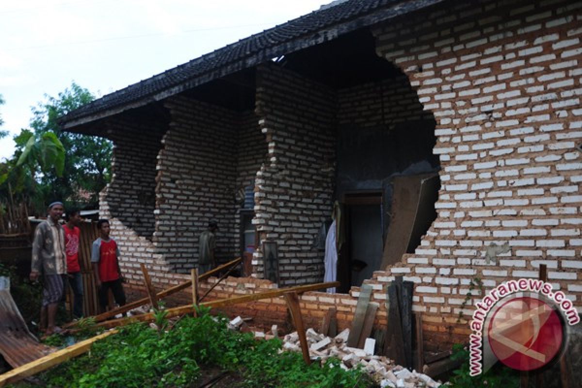 Ratusan rumah Pamekasan rusak diterjang angin kencang