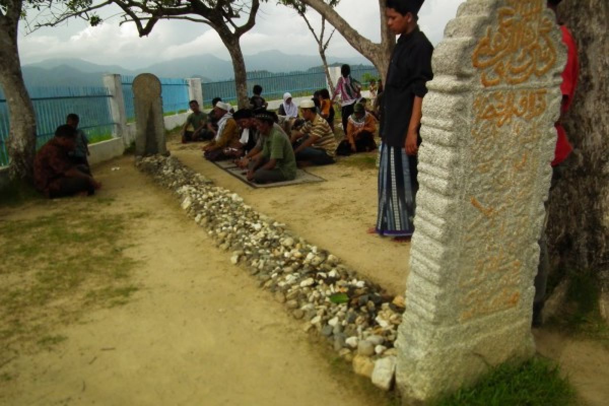 Makam Syech Machmud di Barus Tidak Terawat