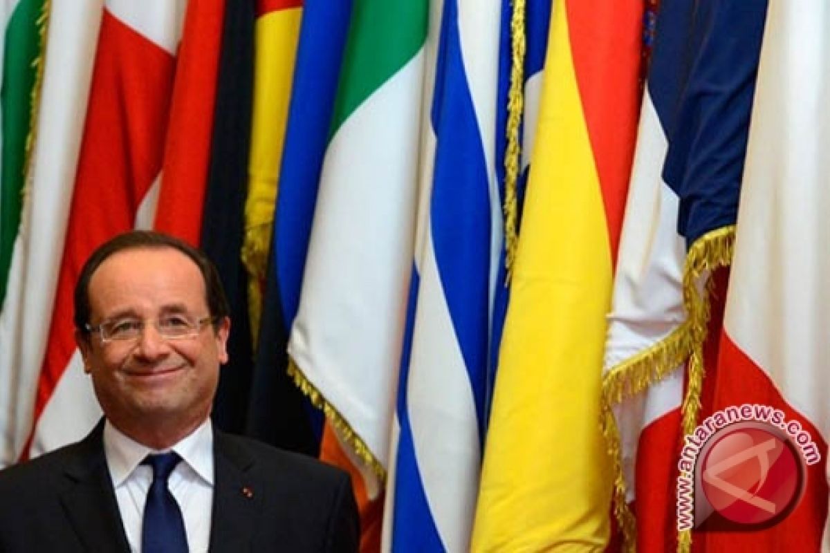  Hollande Lakukan Kunjungan "Emosional" Ke Rumah Mandela