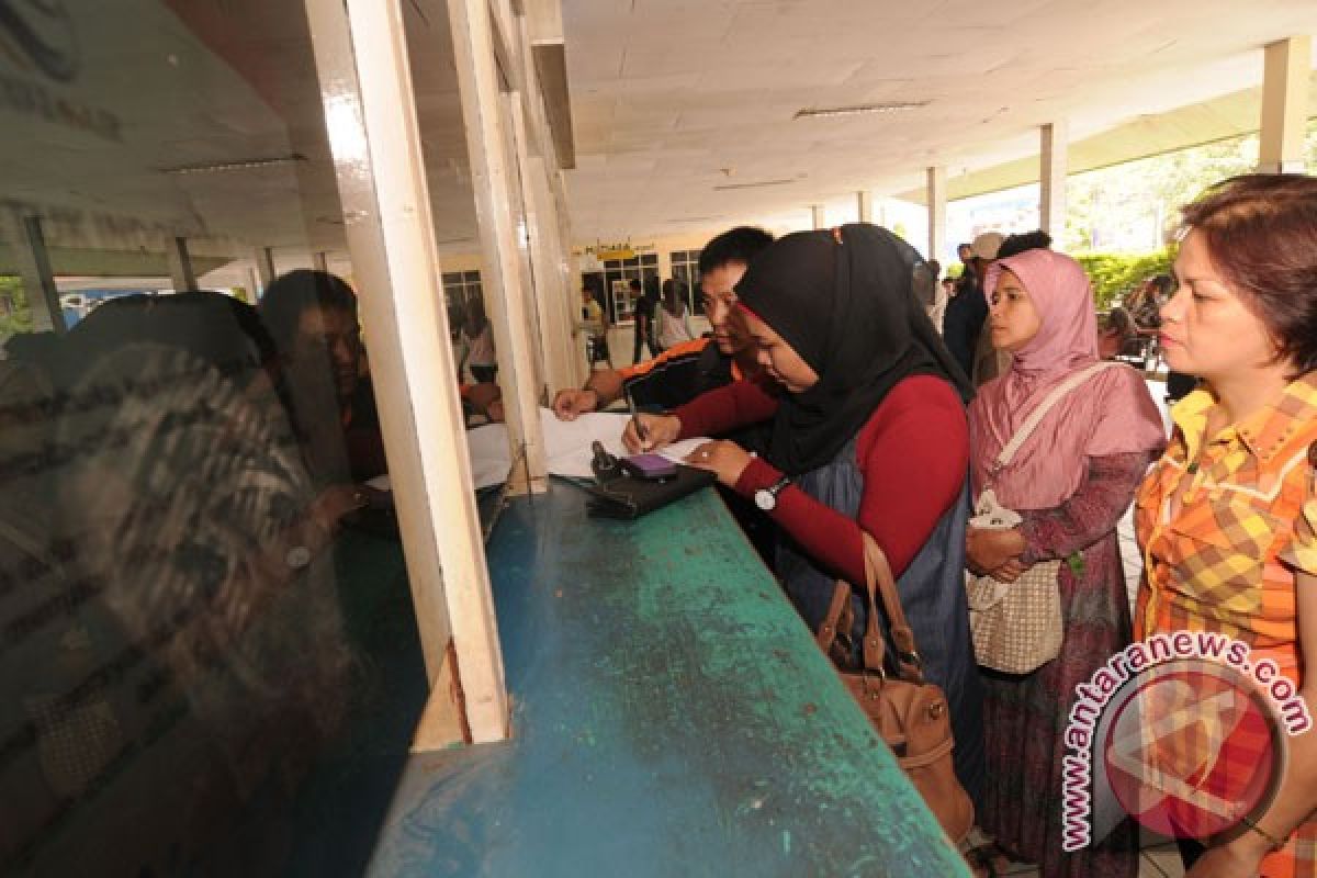 Benahi kesemrawutan di bandara lebih penting