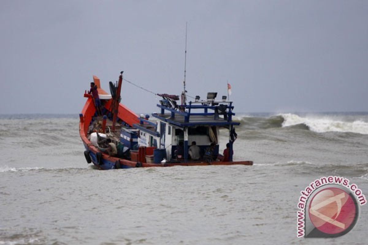 Puluhan Kapal Berlindung di Perairan Pangandaran