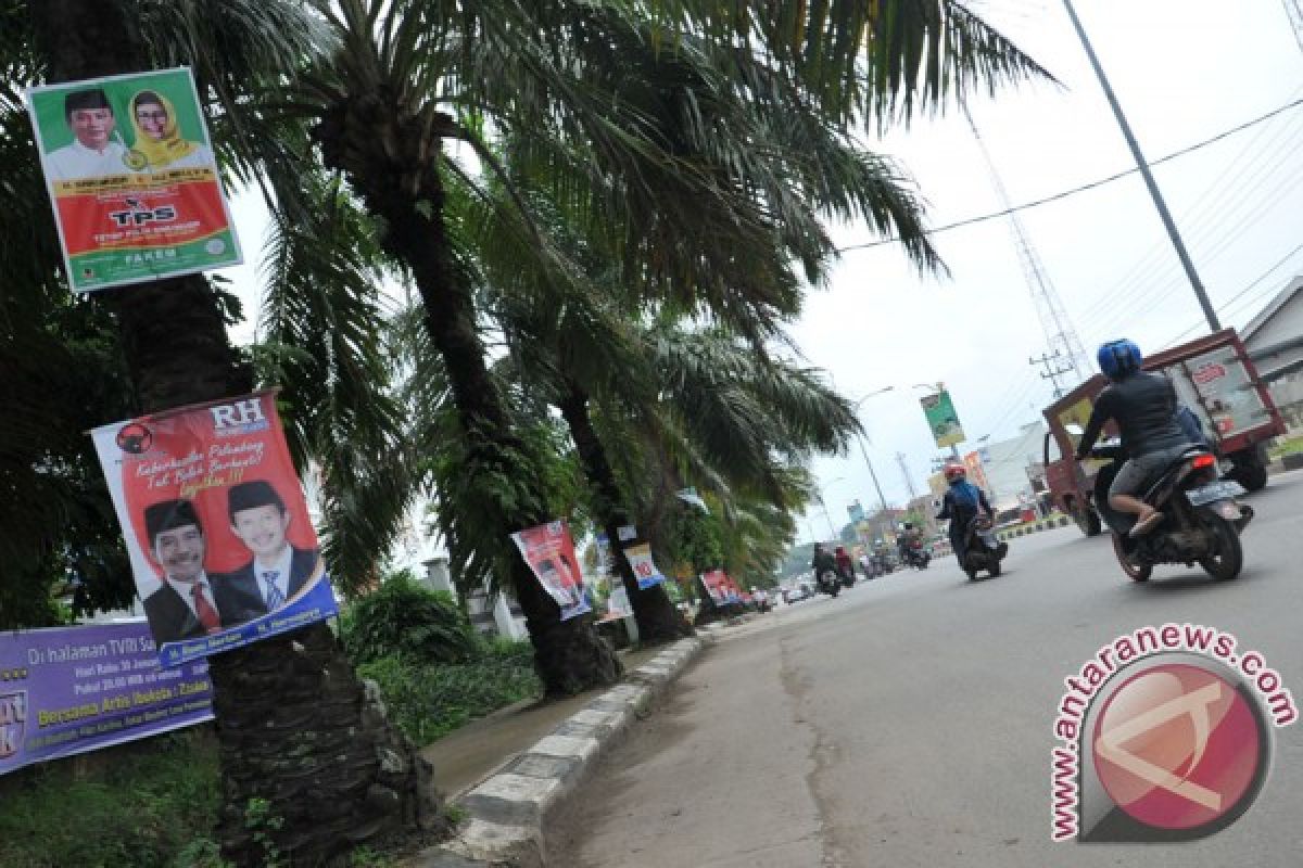 Atribut kampanye rusak pohon 