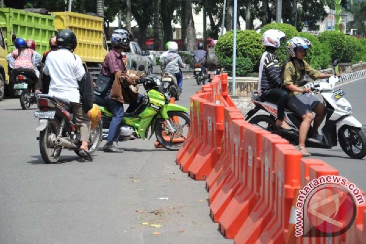 Terobos pembatas jalan 