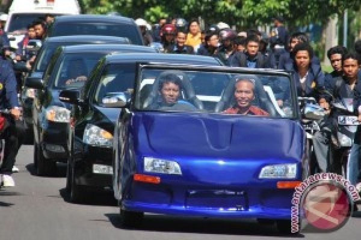 Mahasiswa Unej Pamerkan Mobil Listrik "Sinosi"