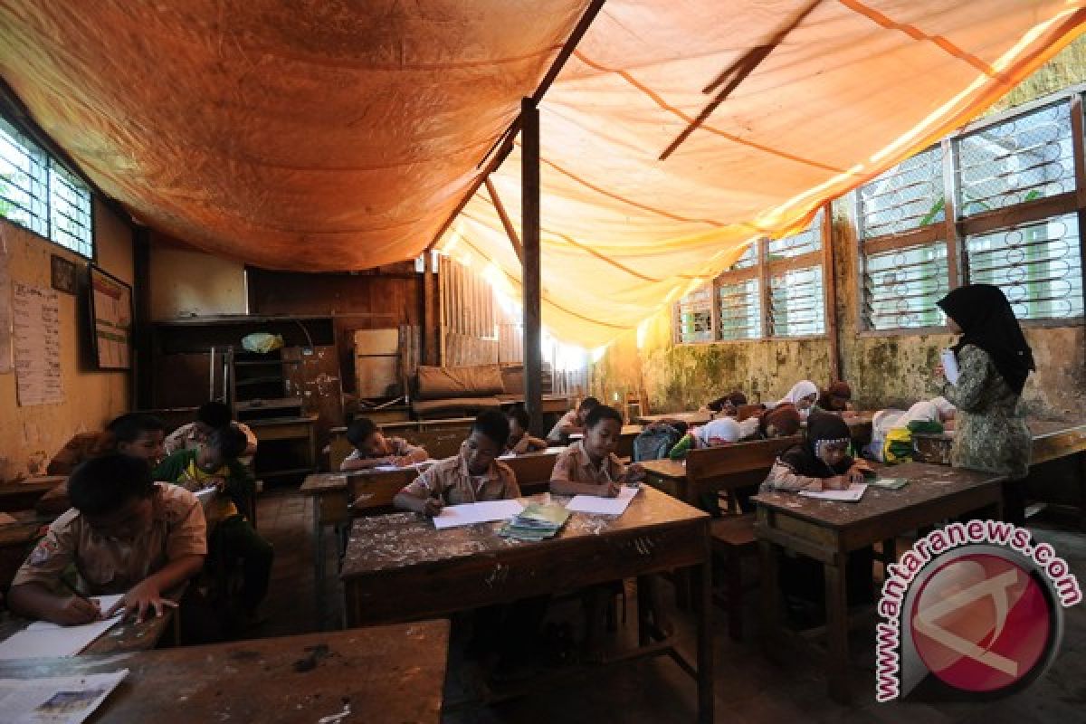 Ratusan ruang kelas madrasah Pekalongan rusak