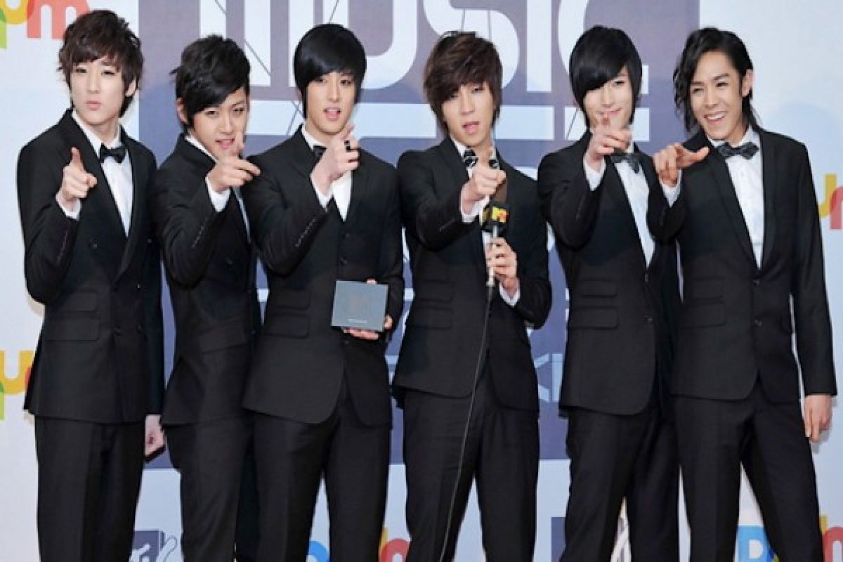 Boysband Korea U-KISS bantu korban banjir Jakarta