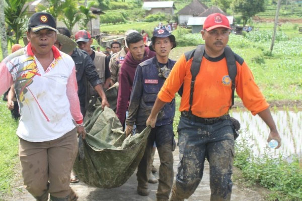 Seorang warga tewas tertimbun tanah longsor di Pariaman (Video)