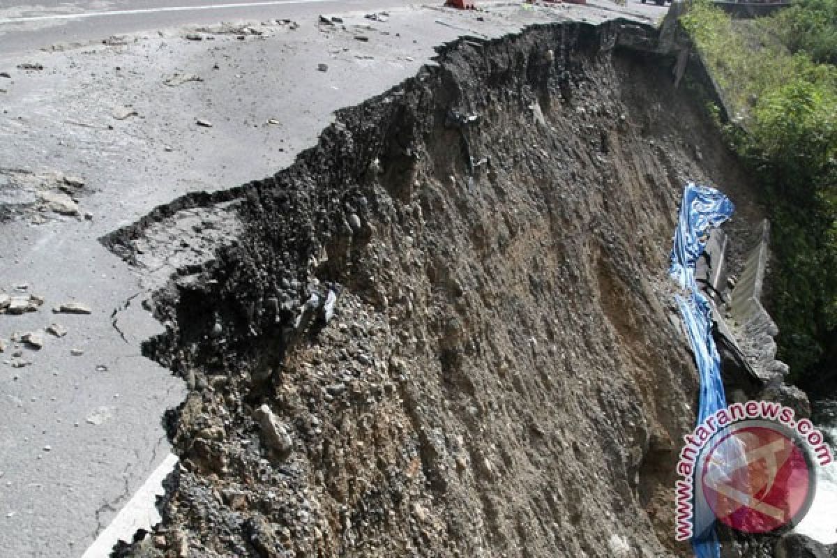 Pemudik agar waspadai jalan rawan longsor di Lebak