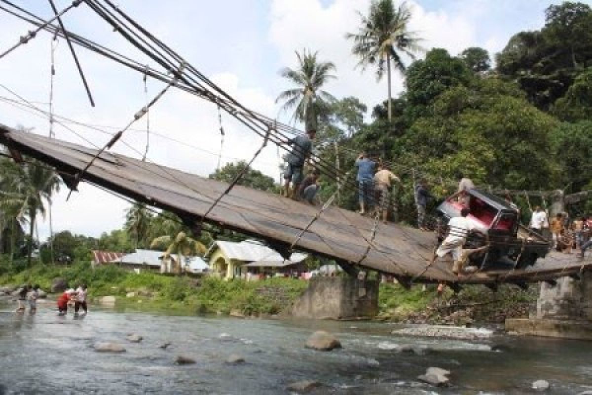 13 Orang Terjatuh Akibat Jembatan Putus