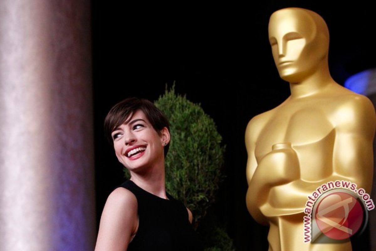 Anne Hathaway menang Oscar