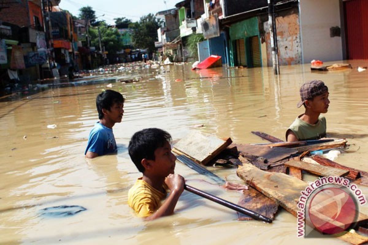 Flood inundates thousand houses in Jatiasih