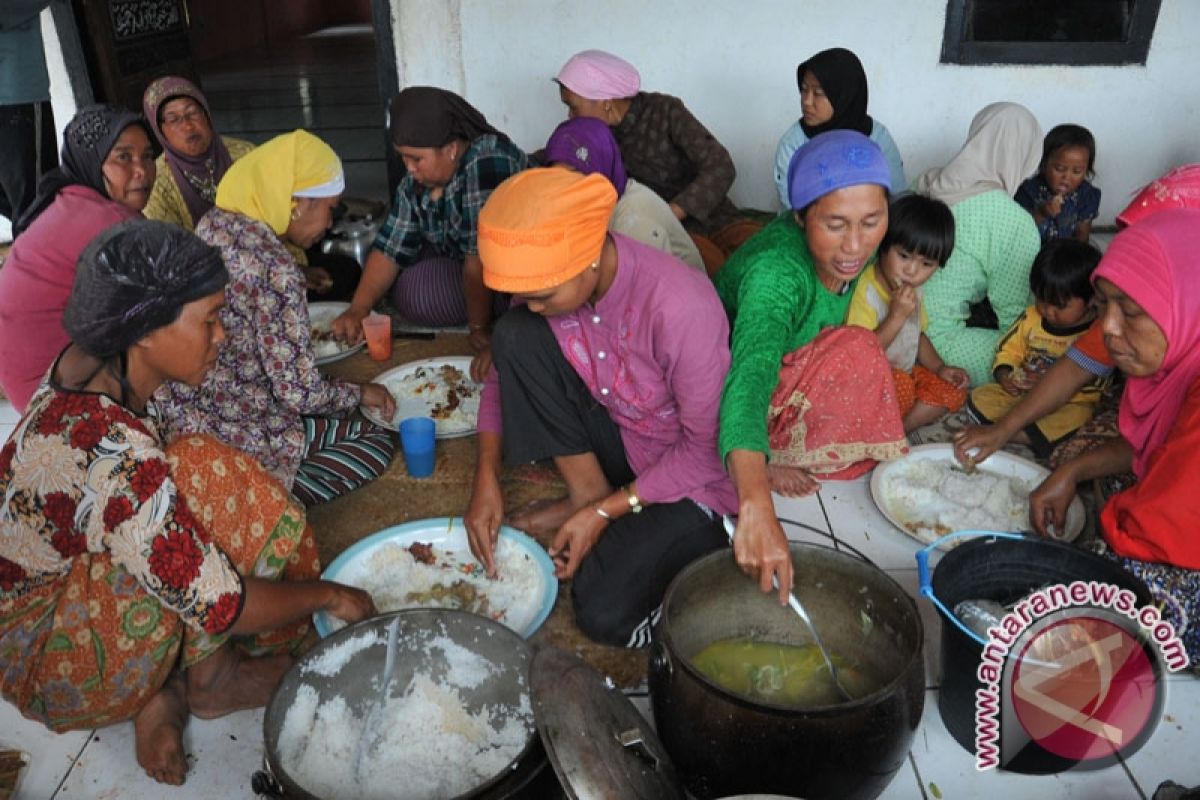 Warga Muara Enim pertahankan budaya gotong royong 