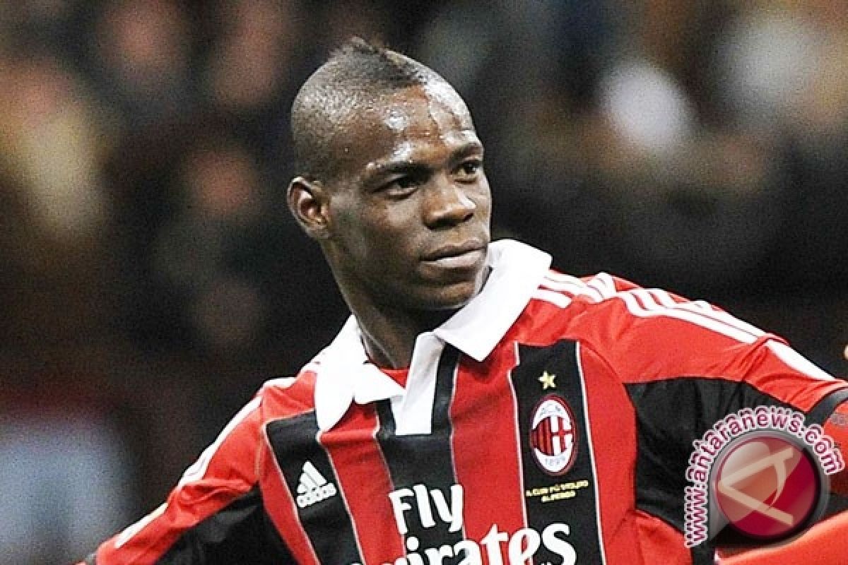  Balotelli Persembahkan Kemenangan Untuk Seedorf