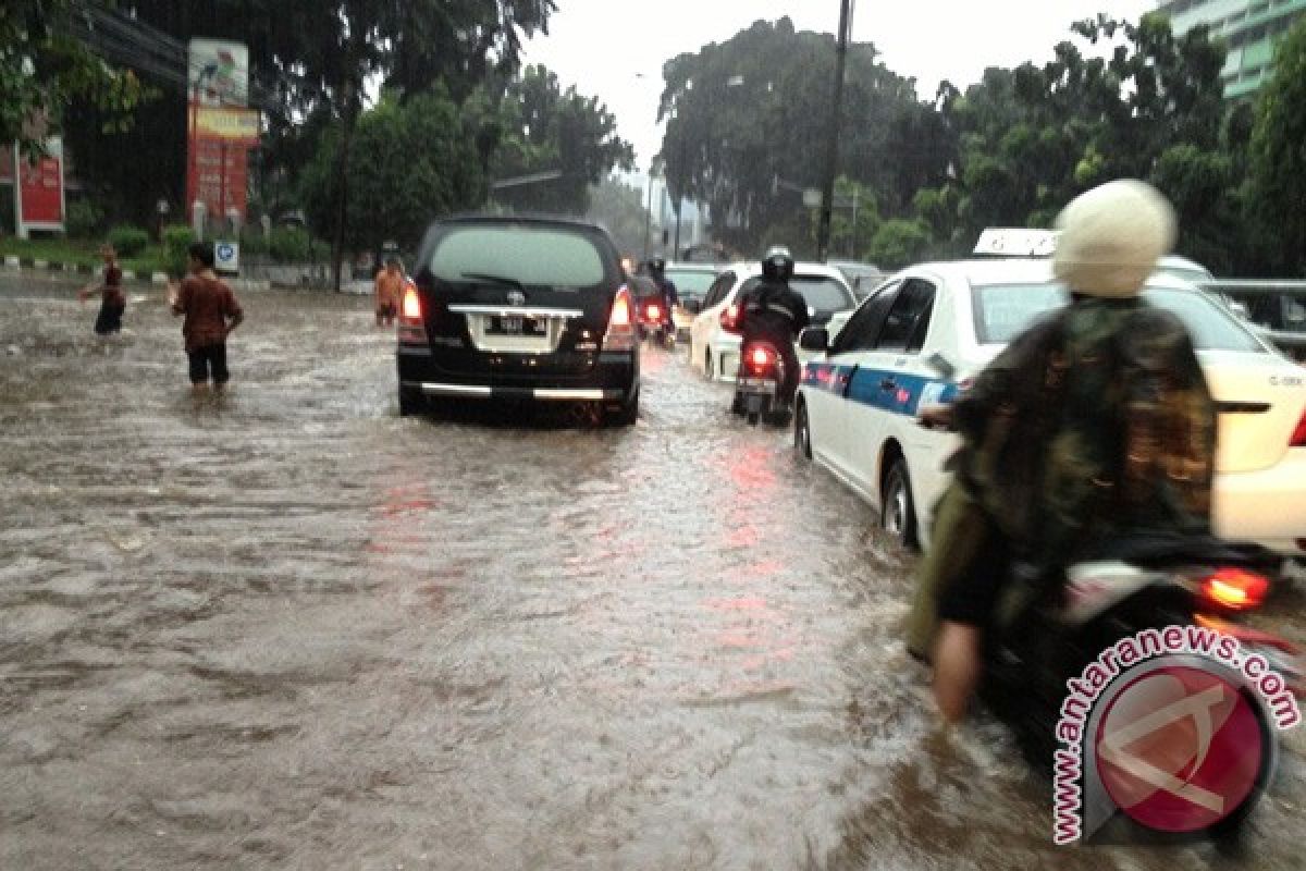 Polda Metro catat 22 titik jalan tergenang 