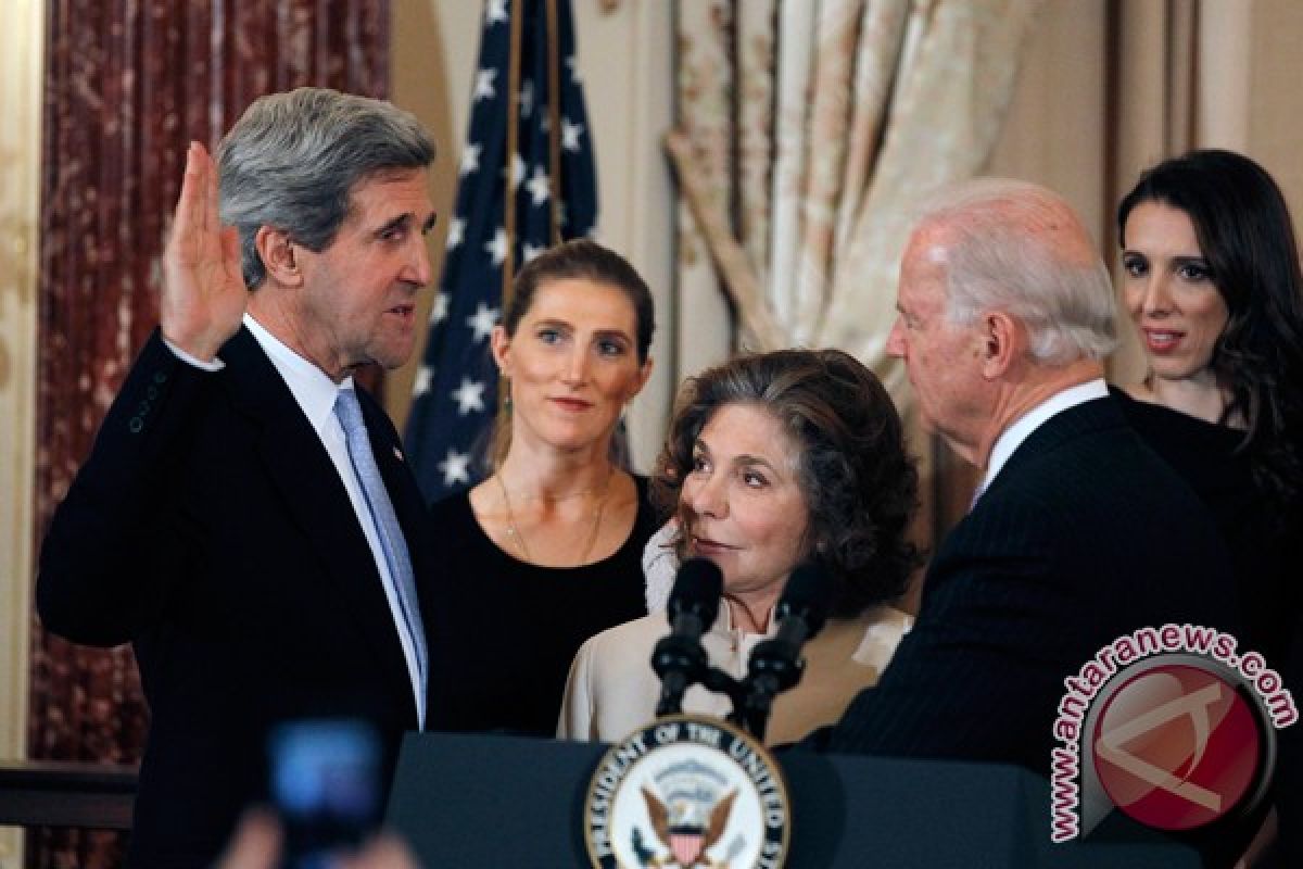 Menlu AS John Kerry dilantik di depan publik 