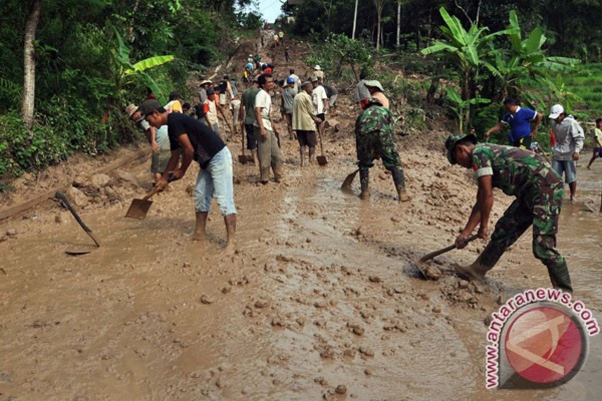 Sudah 80 persen pengerukan material longsor jalan Magelang-Purworejo