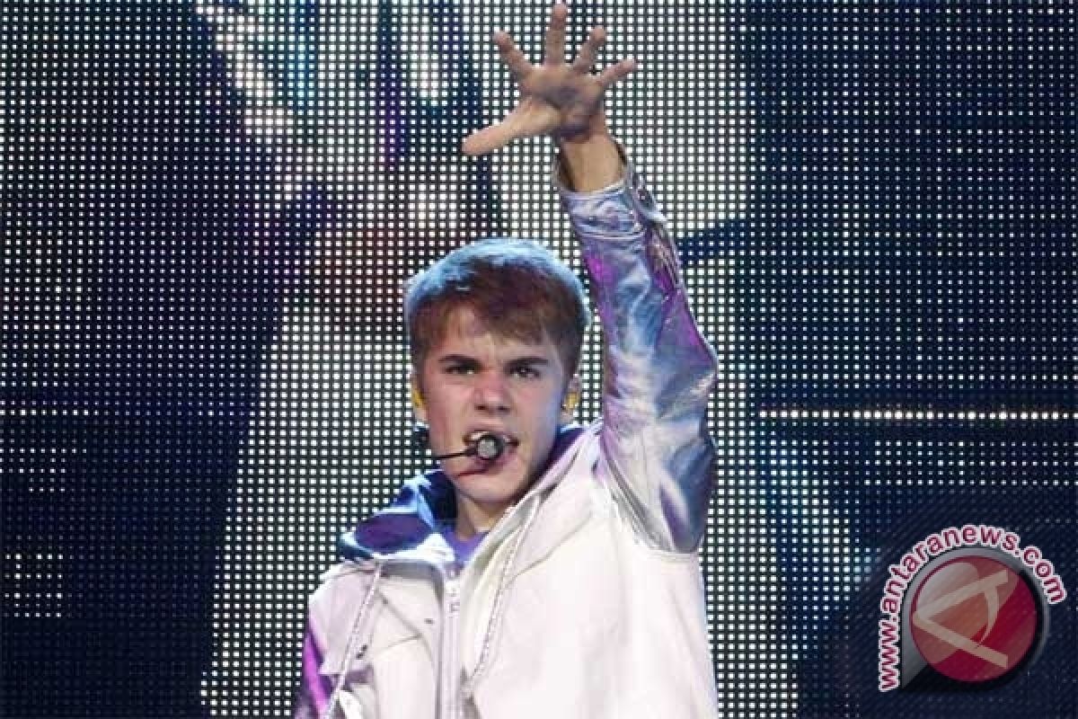  Ibu penyanyi Justin Bieber tulis otobiografi
