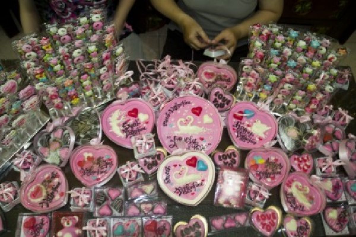 Polisi Bali bagi bunga dan coklat  valentine 