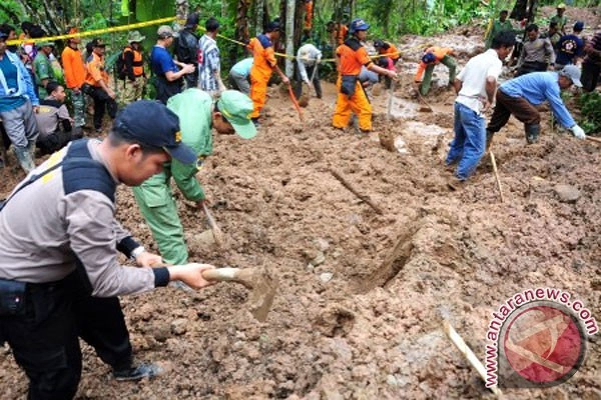 Tim SAR kesulitas evakuasi korban longsor Brebes