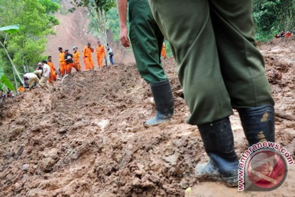 Petugas kesulitan evakuasi korban longsor Cililin