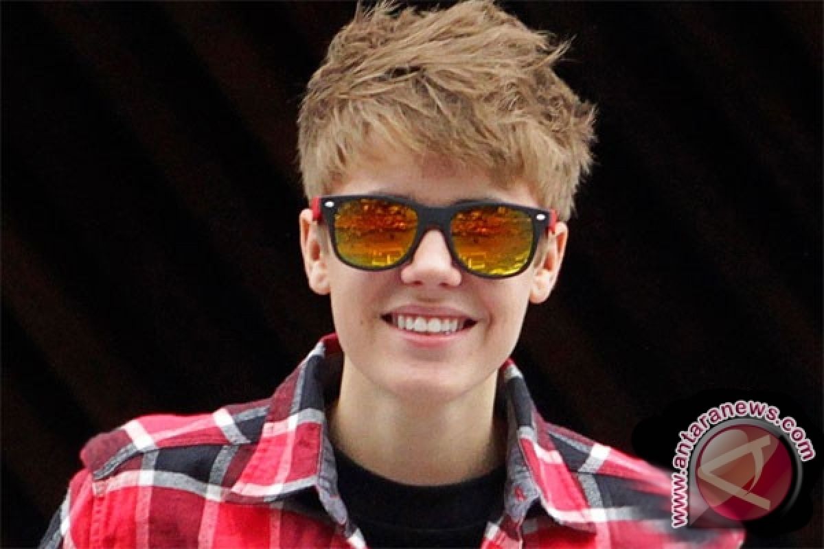  Justin Bieber, penyanyi termuda dengan lima album nomor satu 