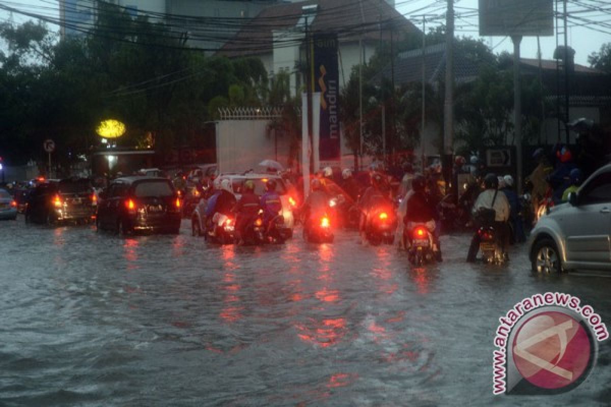 Banjir dan pohon tumbang macetkan Jakarta