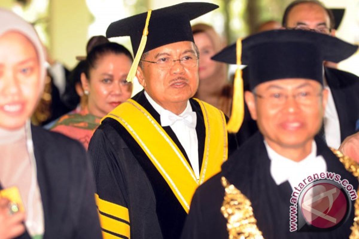 JK mendapat gelar Honoris Causa dari UI