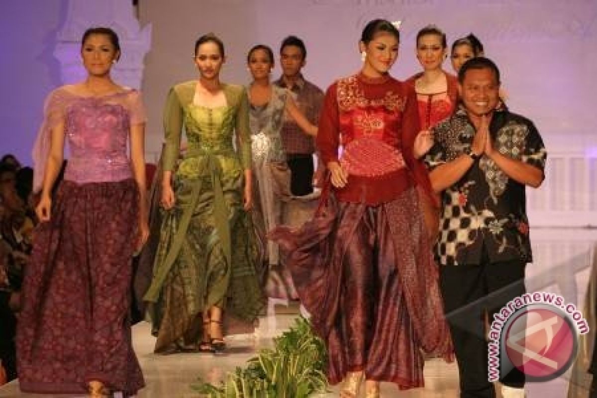 Wanita nusantara harus mengerti etika berkebaya