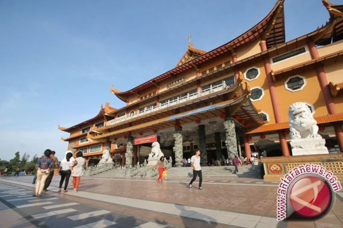Ribuan Etnis Tionghoa Penuhi Vihara Maitreya