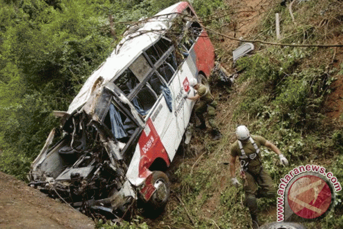 Bus jatuh ke jurang, 19 orang tewas di Pakistan Utara