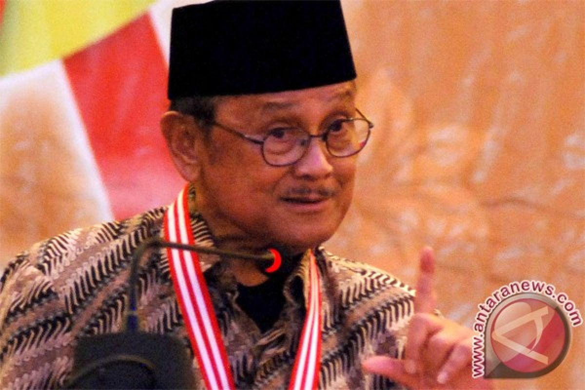 Habibie tegaskan pers harus bebas dari pengaruh kepentingan