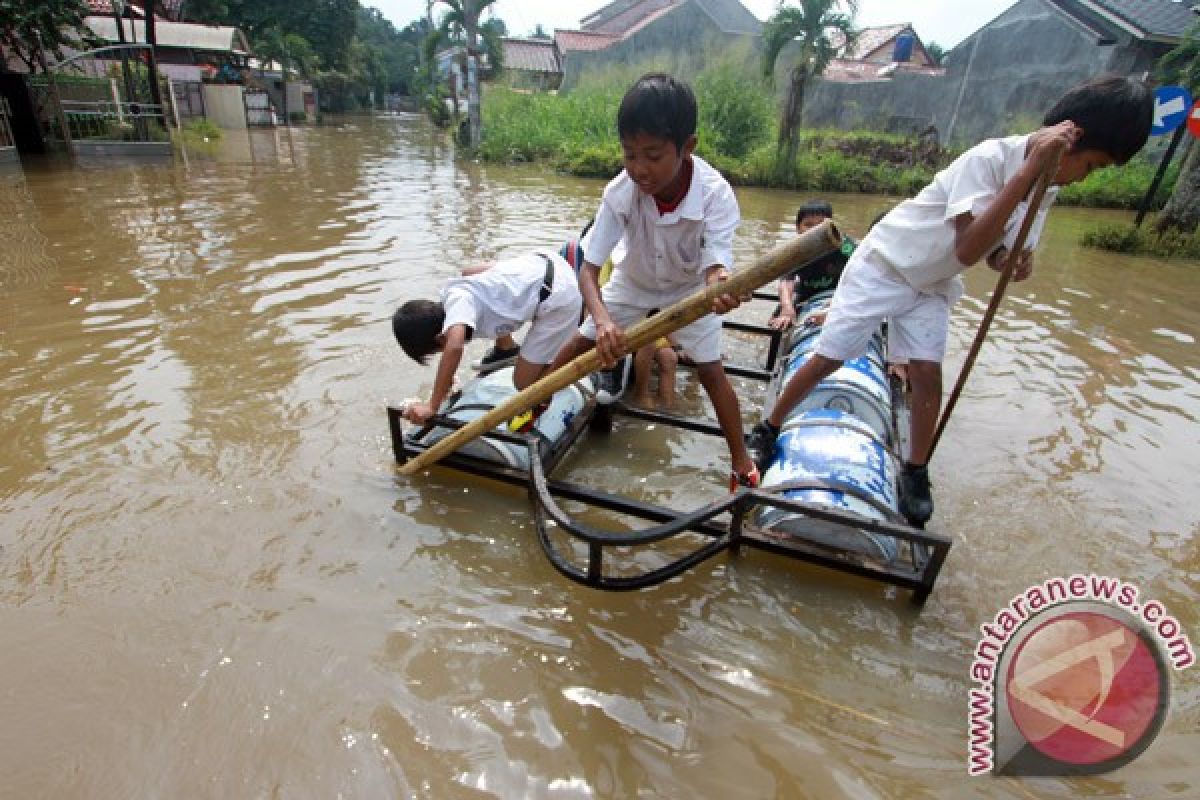 Satu rumah tertimbun dua terseret banjir Cianjur 