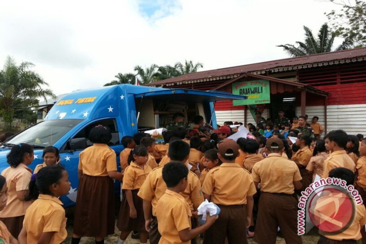 Ratusan Siswa SD Perbatasan Sambut Pamtas Rajawali