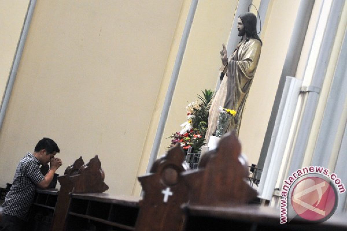 300 kilograms of used papers decorates Jakarta Cathedral Church